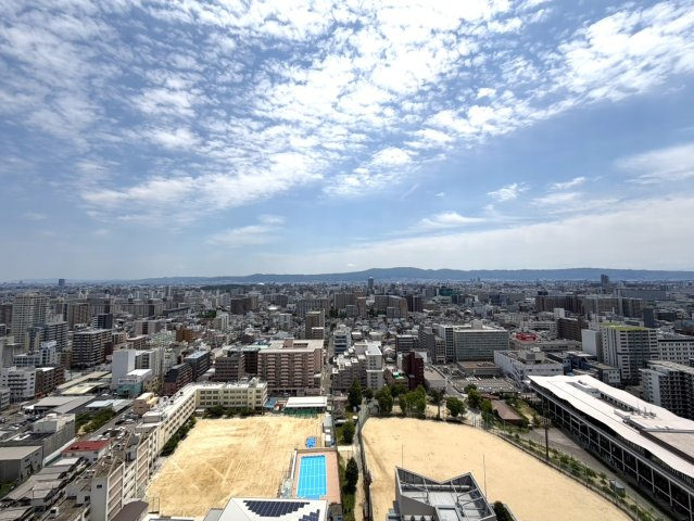 東向きバルコニーで生駒山が一望できます。