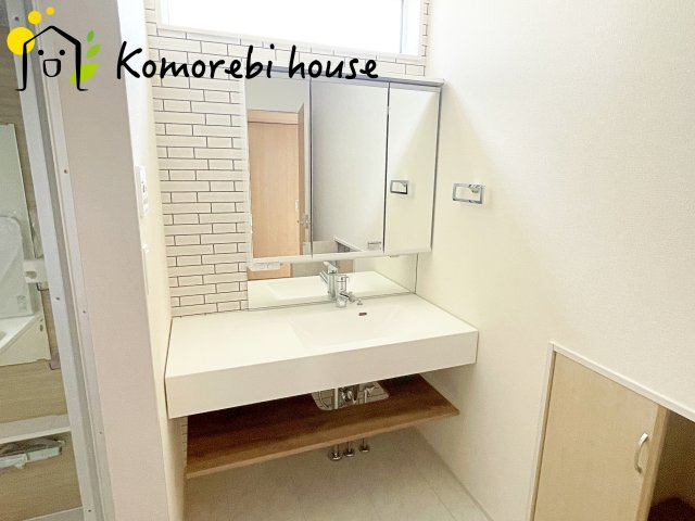 独立洗面台あり、毎朝おしゃれに忙しい女性の方におすすめです