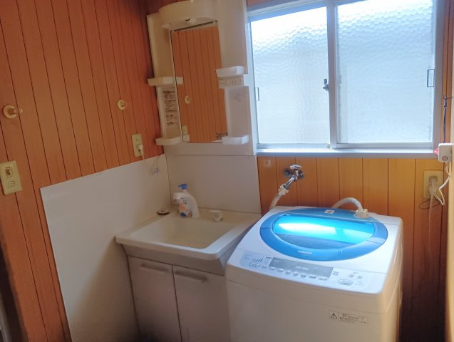 脱衣所にも窓があり、明るく、換気も問題ありません！