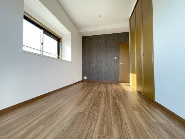 落ち着いた色調の洋室です。