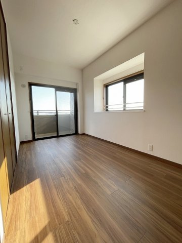 綺麗で明るい洋室です。