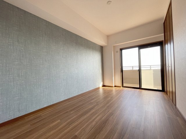綺麗で明るくしかも広々とした洋室です。