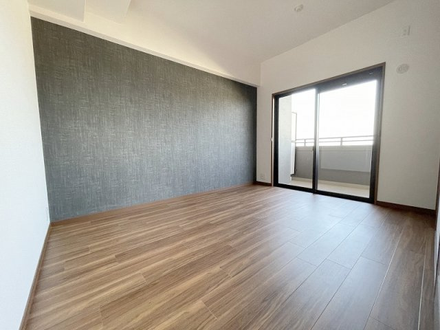 綺麗で明るくしかも広々とした洋室です。
