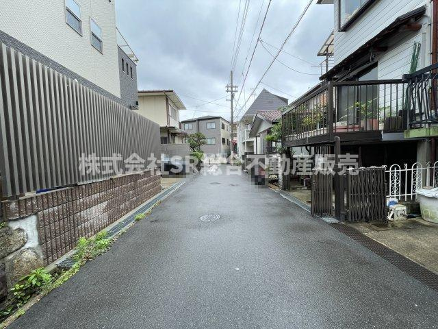 前面道路含む現地写真です