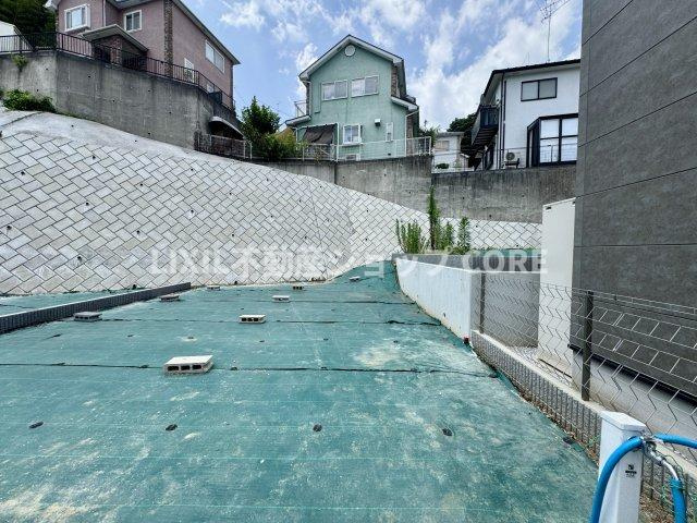 前面道路は閑静な住宅地をはしる車通りの少ない道路。お車の出し入れが苦手なママや小さなお子様にも安心　