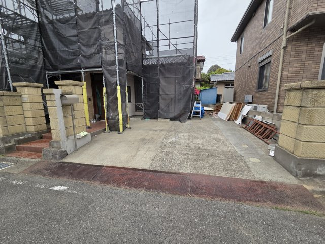 お車は並列2台+1台の軽3台停められます！