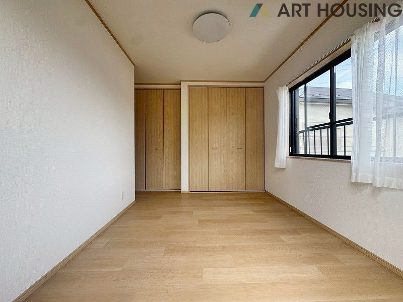 落ち着いて過ごせるお部屋なので、寝室にいかがでしょうか