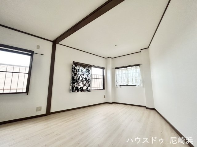 3階寝室　ワンフロアで広々とした空間！窓が多く、採光・通風良好で開放感を感じられます♪