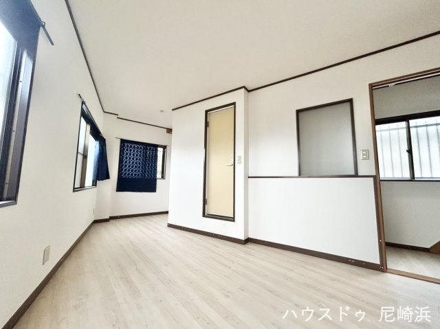 2階洋室　ワンフロアで広々とした空間です。窓が多く、通風・採光良好で開放感を感じられます♪