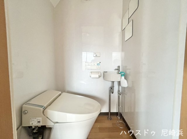 1階トイレ　温水洗浄便座で衛生的で安心♪（2階にもございます）