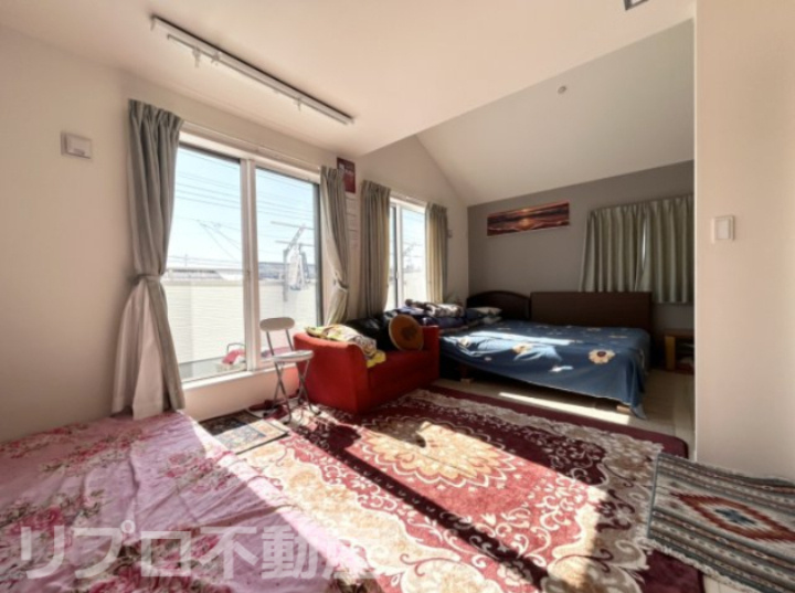 主寝室は約12帖の広さ、のんびりと寛げるお部屋です！