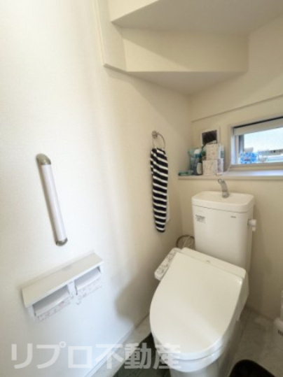 白で統一されているトイレは清潔感があります！温水洗浄便座付きです！
