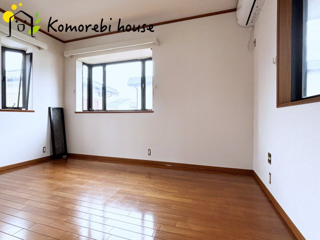 自然光が心地よく入る子ども部屋は、学習・遊び・睡眠をしっかり支える快適環境。シンプル設計でレイアウトも変えやすく、成長に合わせて長く使える利便性の高い一室です。