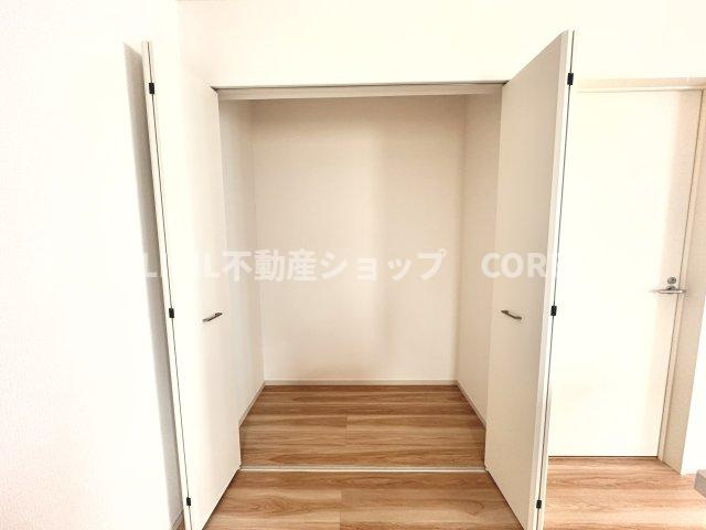 奥行きもあるので、収納ボックスをそのままクローゼットの中へ。部屋にものが出ずスッキリ。