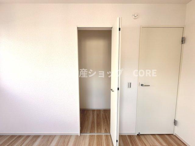 普段着やスーツはもちろんのこと、コート類などもしっかり掛けられます。