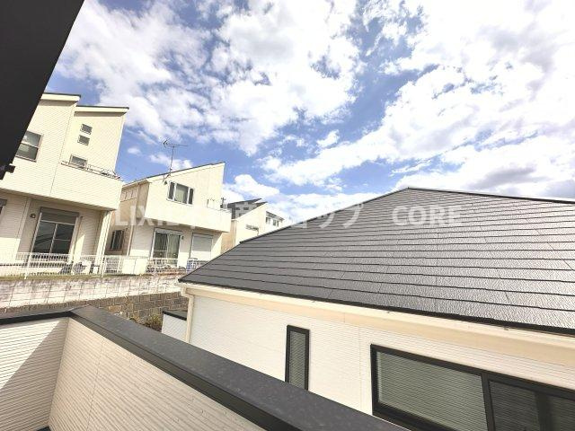 気持ちのいい空が見渡せる広いバルコニー。通風・採光にも優れ、心地よい光と風があふれています。