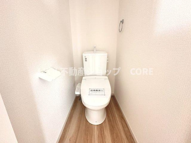 そのゆったりとした空間には洗練されたデザインのウォシュレット付きトイレを装備！