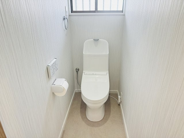 ～新規交換済、暖房温水洗浄機能付きトイレ　冬場は特に嬉しい機能ですね～
