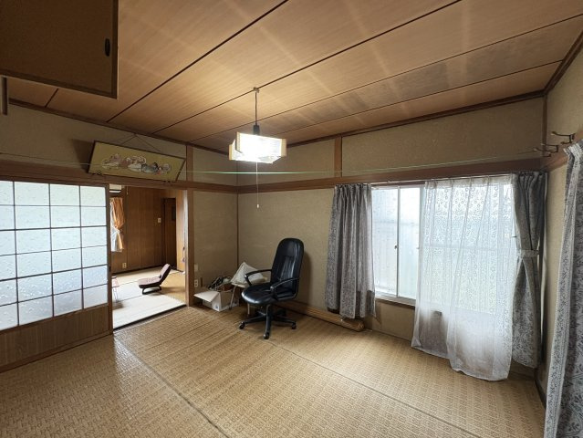 床の間付きの和室に隣接する一室は、襖を開ければ続き間として約12帖の広々空間に。来客時や家族の集まりにも対応でき、開放感とゆとりある和の雰囲気が。採光も良好で、心落ち着くひとときを過ごせる空間です。