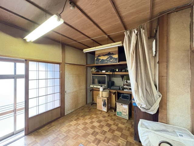 壁一面に造り付けの棚収納を備えた洋室は、書籍や趣味の道具、小物までしっかりと整理可能。カーテンで目隠しもできるため、見せたくない物もすっきり隠せる工夫がされています。アレンジ可能な収納です。