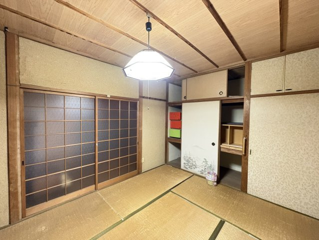 天袋や引き戸付きの押入収納が完備された和室は、布団や季節物、日用品などの整理に便利。収納が多いと見た目もすっきりと片付き、和室の美しさを保ちつつ実用性も備えることが可能です。