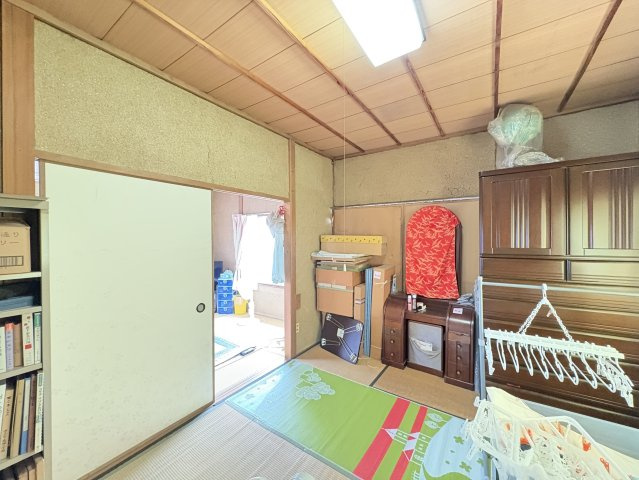 襖で仕切られた続き間の和室は、収納家具を置いてもゆとりのある広さ。日当たりが良く、多目的に活用できる落ち着きある和の空間です。客間や書斎としても最適ですよ。