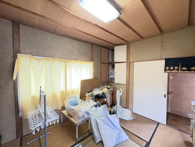 2階にあるこちらの和室は、大きな窓から明るい光が差し込み、通風・採光ともに良好。備え付け収納もあり、寝室や子ども部屋にもぴったり。畳の香りが心を落ち着ける癒しの空間です。