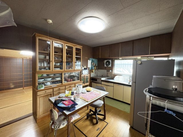広々としたダイニングキッチンは、大容量食器棚があり収納力豊富。窓からの採光で明るく、作業スペースもゆとりがあり使い勝手良好。隣接する和室と続き間で利用すれば、家族の集まりにも対応できます。