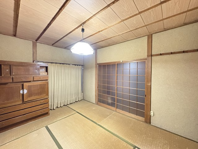 和の趣を感じる落ち着いた空間は、リビングに隣接しており、家族団らんのダイニングスペースとしても活用可能です。障子を開ければ12帖の開放感ある広がりを演出できますよ。