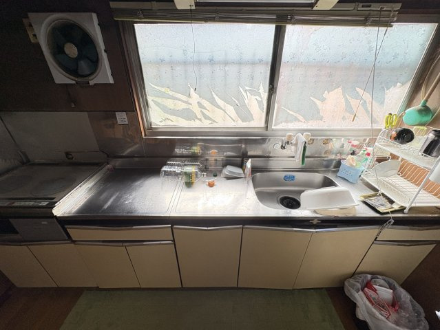 大きな窓から自然光が差し込む明るいキッチンは、換気性も良く清潔感のある空間。複数人での作業もスムーズ。上下の収納に加え、調味料や調理器具の置き場も十分にあり、毎日の料理が楽しくなるキッチンです。