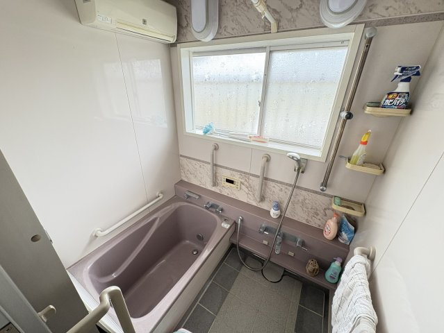 手すり付きで安全性の高いユニットバス。ゆったりとした浴槽と大きめの窓で開放感もあります。浴室暖房乾燥機や追い焚き機能付きで、季節を問わず快適なバスタイムが楽しめます。