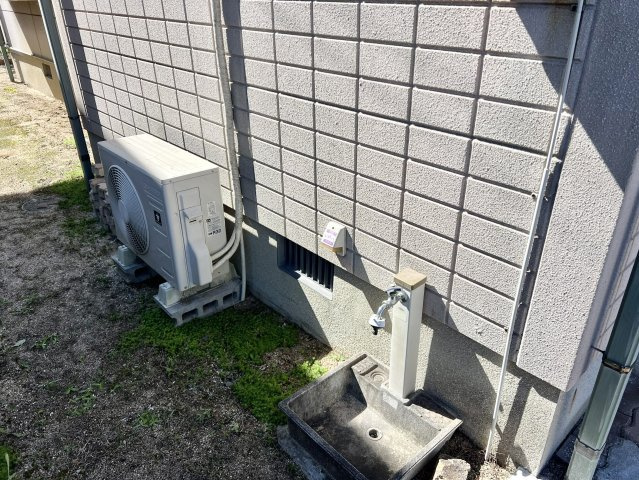 建物の外に水栓を備え、植栽への水やりや屋外の掃除に便利です。室内から水を運ぶ手間が省け、ガーデニングのお手入れにも役立ちます。土の付いた道具や靴などを外で洗えるため、室内を汚さず作業できる点も魅力。