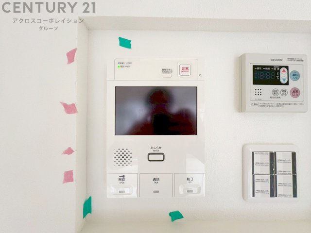 訪問者が来たときにテレビ画面で確認できるため、安心してドアを開けられます。録画機能があるものもあり、留守中に来訪者を記録しておくことができます。利便性が高く、セキュリティ面でも安心です。