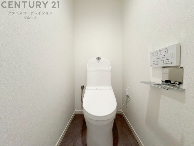 温水洗浄便座付トイレは温水洗浄機能により、暖かい水でおしりを洗浄することができ、冷たい水を使う従来の便座に比べ、温水洗浄機能で暖かいトイレを提供し、快適な使用を可能にします。