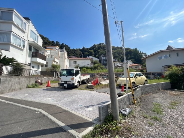 周辺は車通りも少なく、静かな環境が整っております。詳細は「ウスイホーム追浜店：0120-577-776」まで！お問い合わせお待ちしております。※写真は一部AIにより加工をしております。