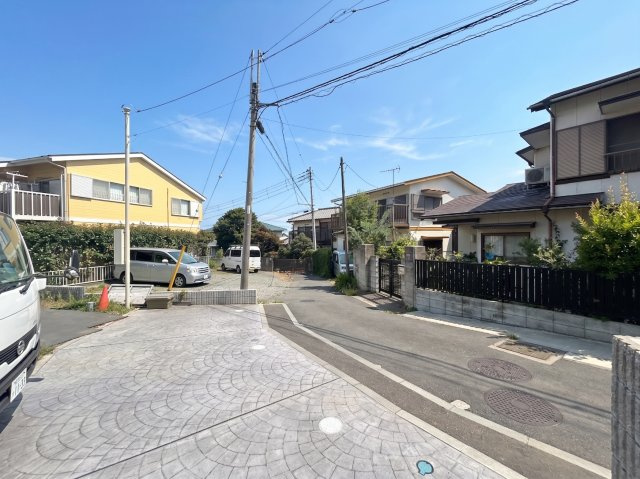 周辺は車通りも少なく、静かな環境が整っております。詳細は「ウスイホーム追浜店：0120-577-776」まで！お問い合わせお待ちしております。※写真は一部AIにより加工をしております。