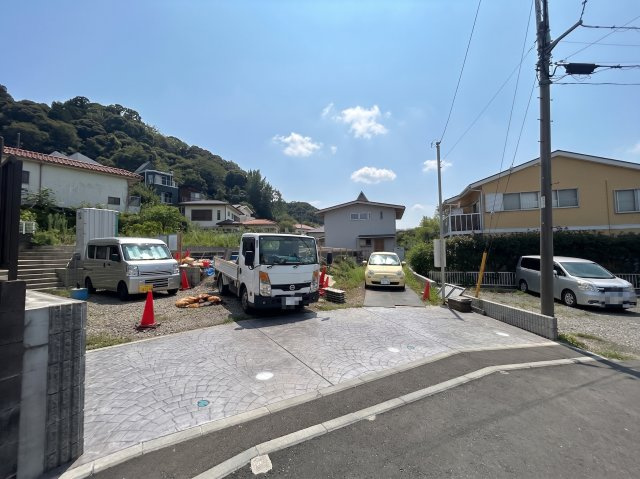 周辺は車通りも少なく、静かな環境が整っております。詳細は「ウスイホーム追浜店：0120-577-776」まで！お問い合わせお待ちしております。※写真は一部AIにより加工をしております。