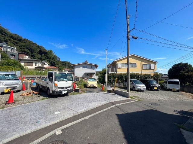 周辺は車通りも少なく、静かな環境が整っております。詳細は「ウスイホーム追浜店：0120-577-776」まで！お問い合わせお待ちしております。※写真は一部AIにより加工をしております。