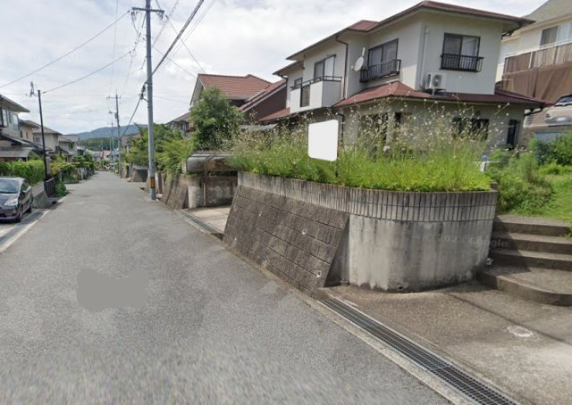 高台にあり陽当たり良好。お庭や駐車スペースも確保できる広さで、家族向けの住まいに最適な土地です。公園や小学校も近く、子育てにも適した環境が整っています。