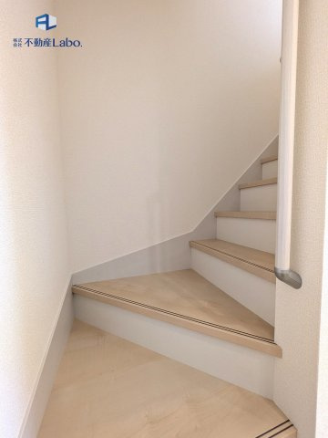 ●階段●　階段には手すりが付いており、小さなお子様から高齢の方まで上り下りしやすくなっております。