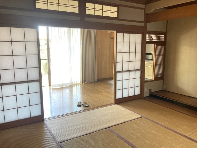 障子や欄間、床の間など和の趣を感じられる8帖の和室。隣接するＤＫとの間口が広く建具を開ければ一体感のある開放的な空間に。客間としてはもちろんお子様の遊び場やお昼寝スペースなど幅広い用途に活用できます