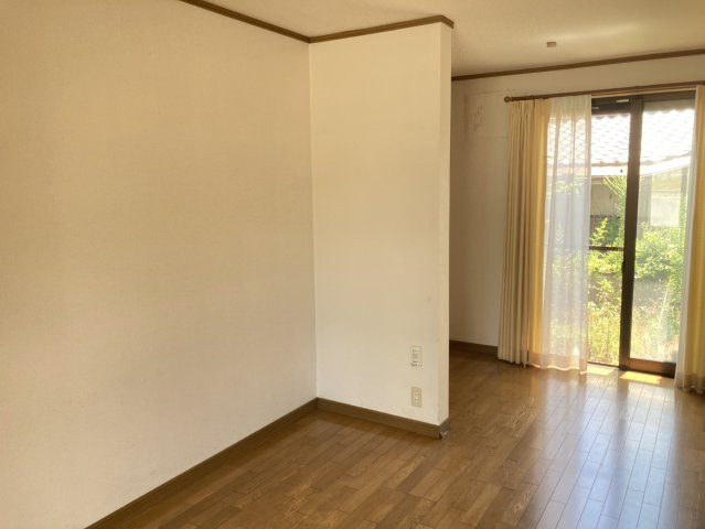 9帖の広さがあり家具のレイアウトにもゆとりを持たせやすい洋室です。室内から階段や隣接する空間へ移動しやすく生活動線にも配慮された配置。1階にある為将来的に階段移動を抑えた寝室として活用するのもおすすめ