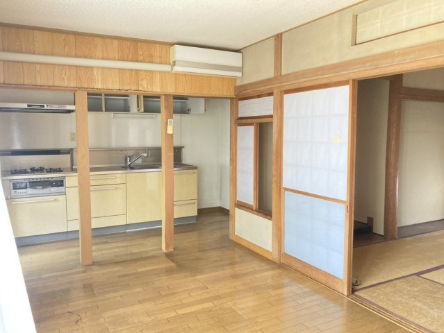 木の温もりを感じるフローリングが印象的なダイニング。キッチンと近く配膳や片付けをスムーズに行いやすい配置です。隣接する和室ともつながっている為扉を開放すれば空間に広がりが生まれ使いやすい空間です。　