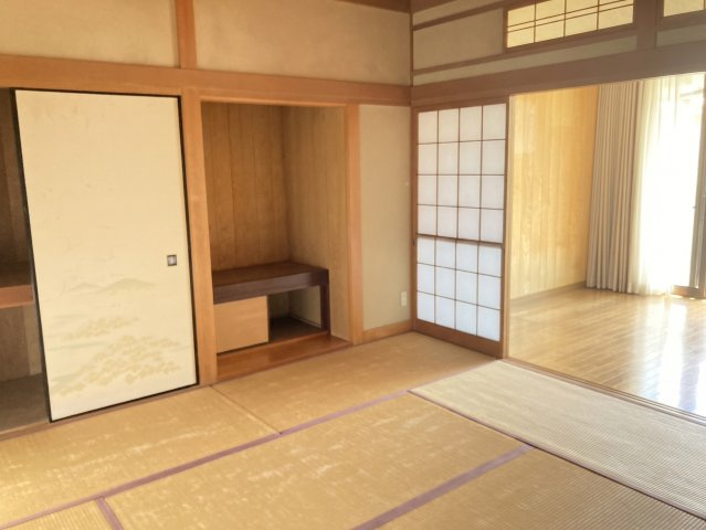 8帖の広さを確保したゆったりとくつろげる和室。床の間を備えた昔ながらの趣ある空間で、客間や家族のくつろぎスペースとして活躍します。隣接するDKと建具でつながっており開放することでより広々と利用できます