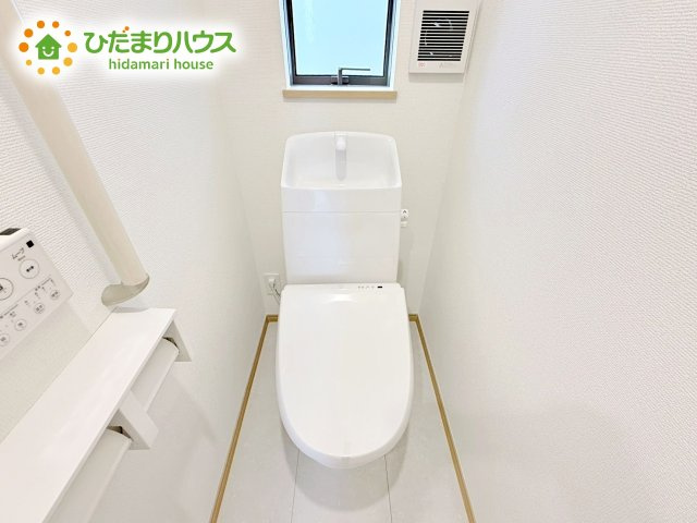 白を基調としたトイレは、インテリア次第でどんな空間になるかワクワクしますね♪