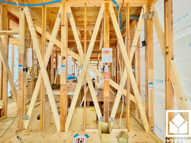 リビングには子どもの遊び場、お昼寝スペース、家族のくつろぎ空間にもなる畳コーナーを設置。忙しい日常の中で、ほっと一息つける癒しの住まいです。