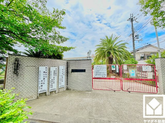 「園和北小学校」まで徒歩8分。低学年のお子様の通学にも無理のない距離です。