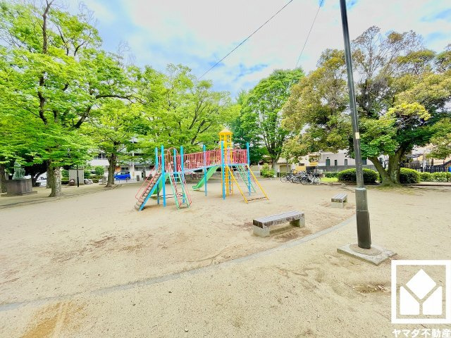 複合遊具やブランコ、砂場などが揃う「尼崎市穴太公園」まで徒歩3分（約170m）。たくさんの大きな木々が心地よい木陰を作ってくれるため日差しが強い季節も過ごしやすい環境で、子育て世帯の方にもお勧めです。