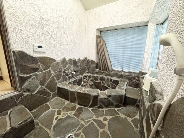 日々の疲れを癒す岩風呂付です
