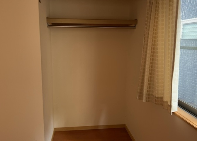 デザイン性を重視しすぎて収納が少なかった！なんてことにならないため、事前に現地で収納の数を確認しておくことをお勧めします。クローゼット以外にも床下収納や屋根裏収納、パントリーなどもチェックしましょう。